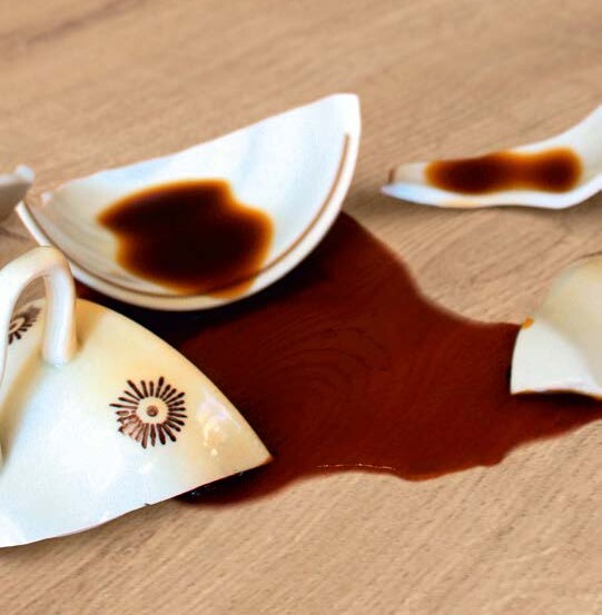 Eine zerbrochene Kaffeetasse am Boden