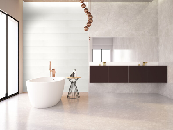 Modernes Badezimmer mit freistehender Badewanne, hängenden Kupferleuchten und großem Spiegel. An der Wand Aquaprotectwall-Wandpaneele.