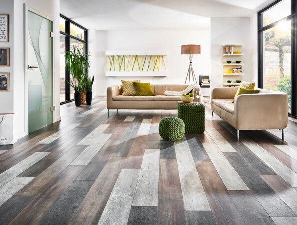 Moderner Wohnraum mit großen Fenstern, minimalistischer Einrichtung und stilvollem Laminatboden der Serie 'Vinto'