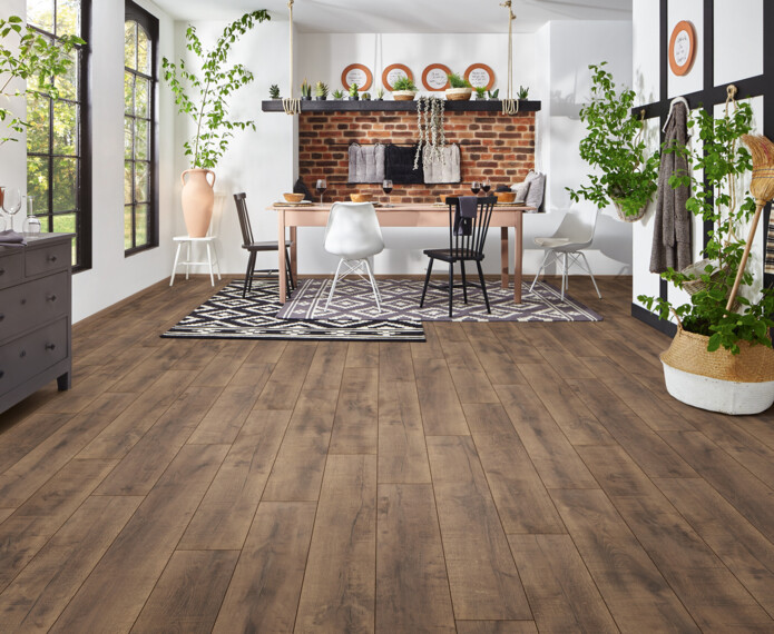 Laminat aquaprotect smart von LOGOCLIC<sup>®</sup> für das Esszimmer mit robuster und abriebfester Oberfläche sowie Spritzwasserschutz