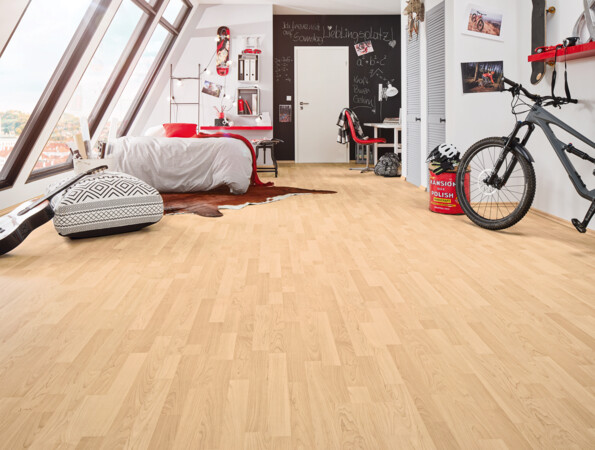 Modernes Zimmer mit hellem Laminatboden der Serie 'Family', Bett, Gitarre und Fahrrad, mit Aussicht auf die Stadt.