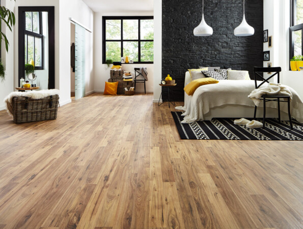 Modernes Schlafzimmer mit stilvollem Laminatboden, schwarzen Akzenten und gemütlichen Details.