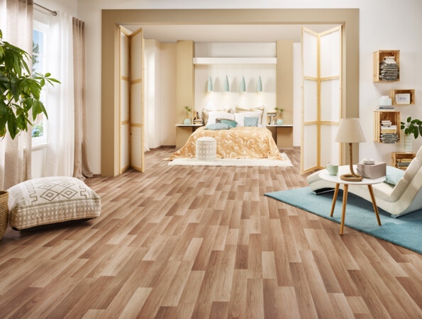 Helles Schlafzimmer mit Laminatboden, großen Fenstern, Pflanzen und stilvoller Einrichtung.