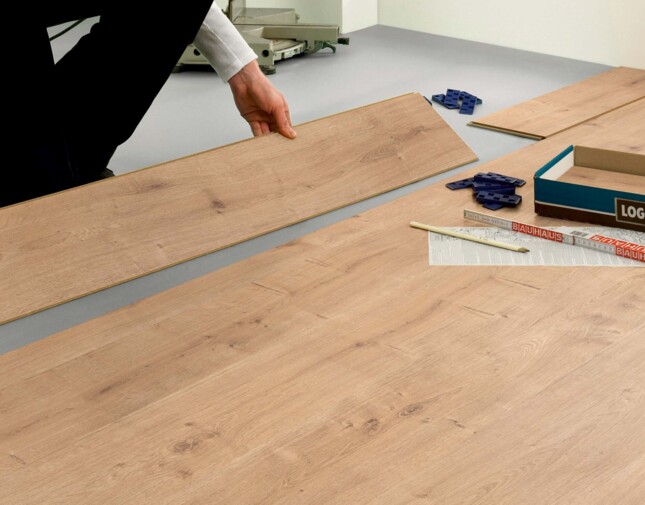 Neues Laminat von LOGOCLIC<sup>®</sup> wird im Schlafzimmer verlegt