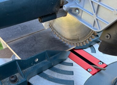 Kreissäge in Betrieb auf einer Baustelle, bereit zum Schneiden.