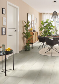Moderne Küche mit Essbereich, Pflanzen und hellem Laminatboden.