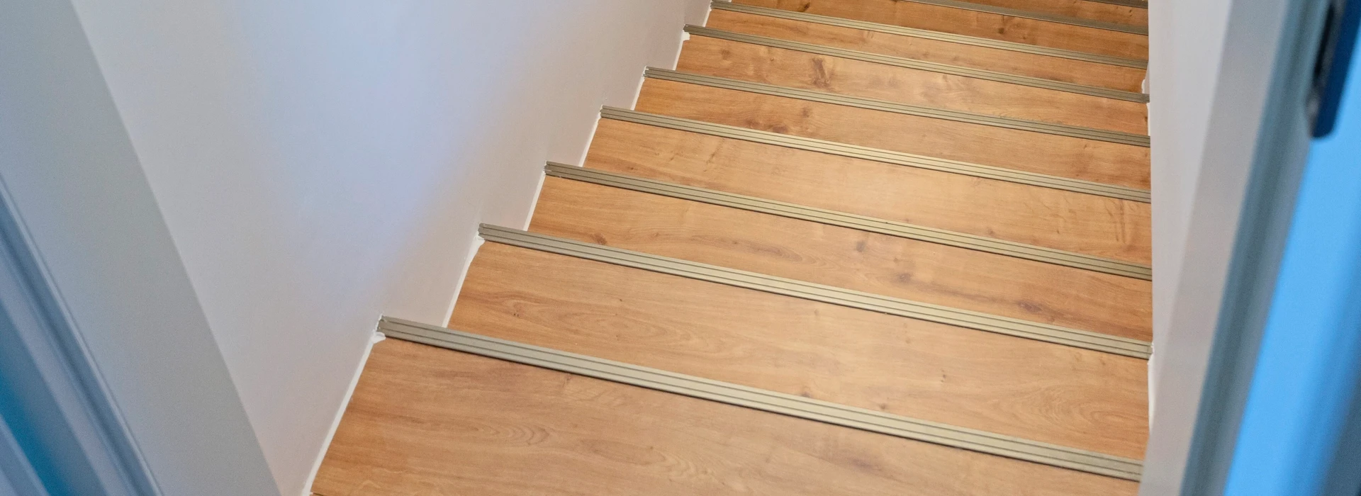 Dunkelbrauner Laminatboden in einem Musikstudio, das mit braunen edermöbeln ausgestattet ist.