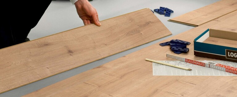Neues Laminat von LOGOCLIC<sup>®</sup> wird im Schlafzimmer verlegt