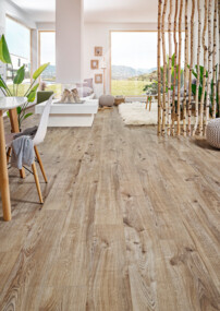 Modernes Wohnzimmer mit hellem Laminatboden, großen Fenstern und stilvollen Dekorationen.