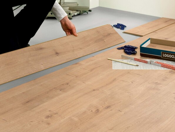 Neues Laminat von LOGOCLIC<sup>®</sup> wird im Schlafzimmer verlegt