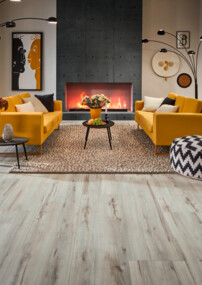 Moderner Wohnbereich mit gelben Sofas, Kamin und Laminatboden, verziert mit Kunstwerken und Pflanzen.