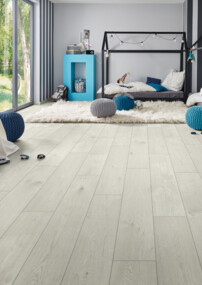 Helles Kinderzimmer mit modernem Laminatboden, zwei Betten und Dekorationen in Blau und Weiß.