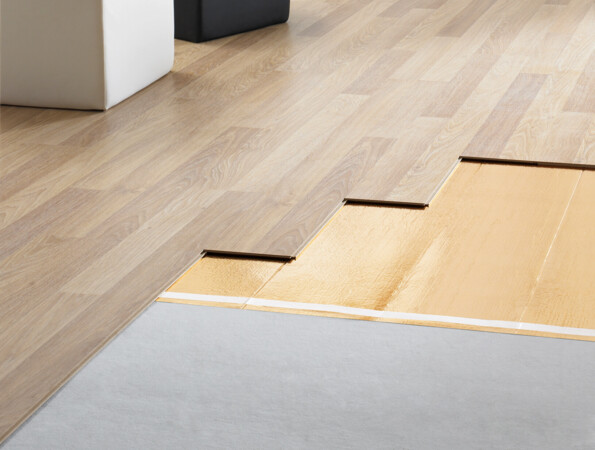 Neues Laminat von LOGOCLIC<sup>®</sup> wird im Wohnzimmer verlegt