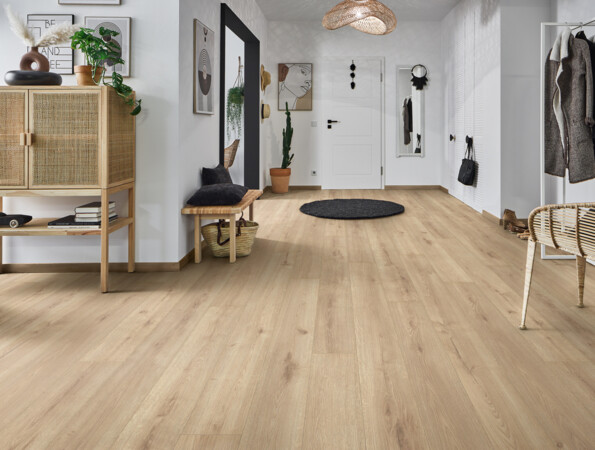 Moderner Flur mit hellen Laminatböden der Serie 'Aquaprotect', Rattanmöbeln und stilvoller Dekoration.
