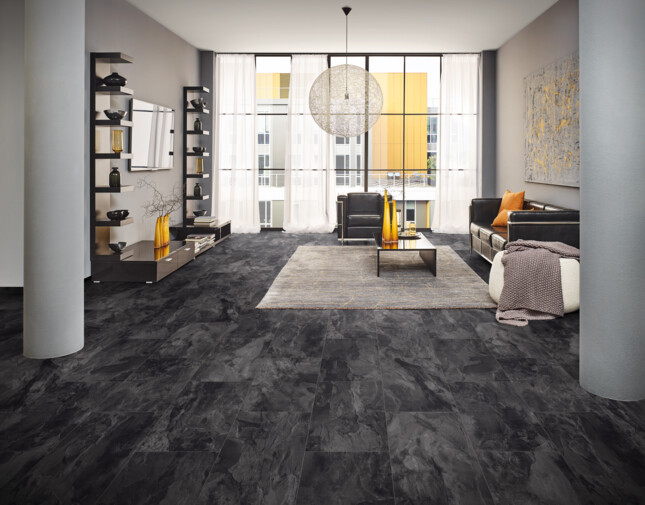 Elegantes Wohnzimmer mit dunklem Laminatboden, modernen Möbeln und großen Fenstern.
