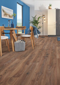 Küche mit Essbereich mit Laminatboden, blauer Wand, Holzmöbeln und großen Fenstern.