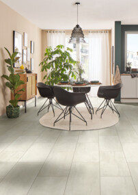 Küche mit Essbereich, schwarzen Stühlen und hellem Laminatboden.
