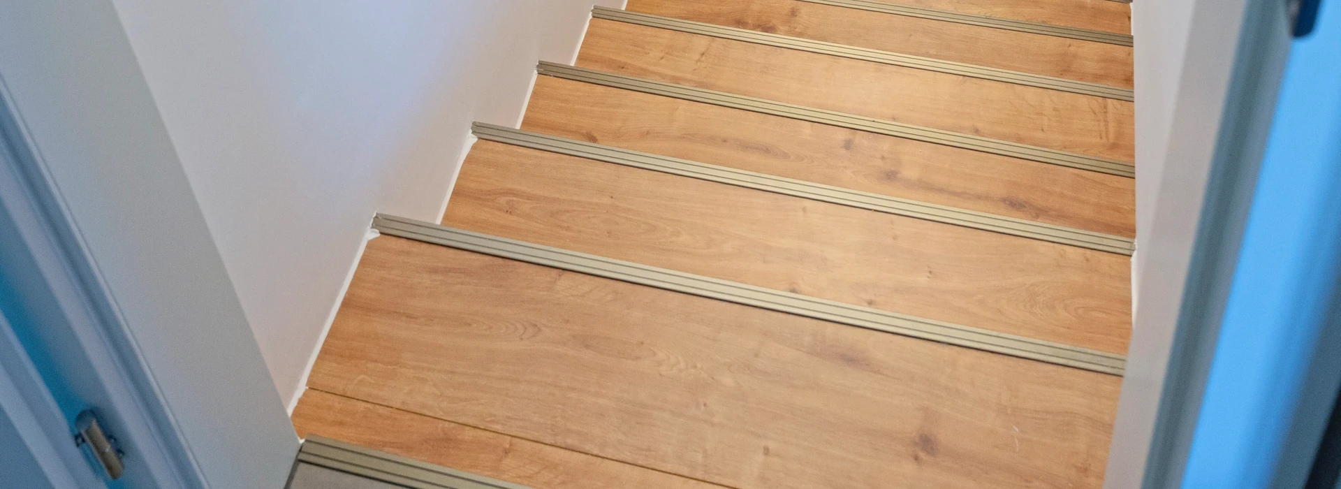 Dunkelbrauner Laminatboden in einem Musikstudio, das mit braunen edermöbeln ausgestattet ist.