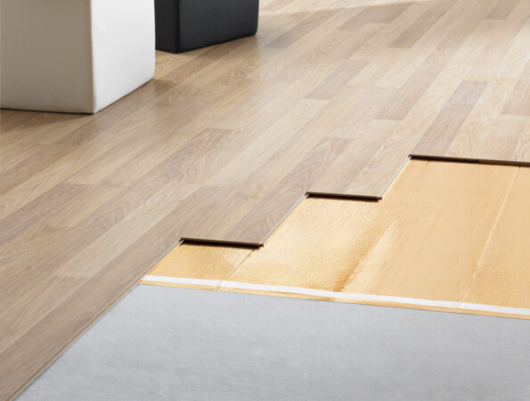 Neues Laminat von LOGOCLIC<sup>®</sup> wird im Wohnzimmer verlegt