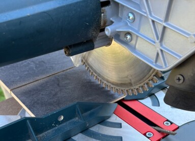 Kreissäge in Betrieb auf einer Baustelle, bereit zum Schneiden.