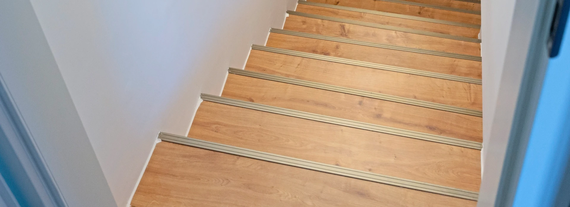 Dunkelbrauner Laminatboden in einem Musikstudio, das mit braunen edermöbeln ausgestattet ist.