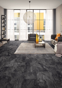 Elegantes Wohnzimmer mit dunklem Laminatboden, modernen Möbeln und großen Fenstern.