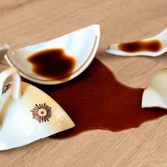 zerbrochene Tasse auf wasserresistentem Laminatboden von LOGOCLIC<sup>®</sup>