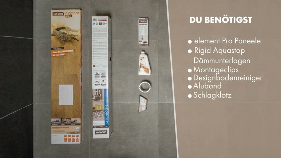 Benötigte Materialien für Laminatverlegung, darunter Paneele, Dämmunterlagen und Reinigungsmittel, auf grauem Boden gezeigt.
