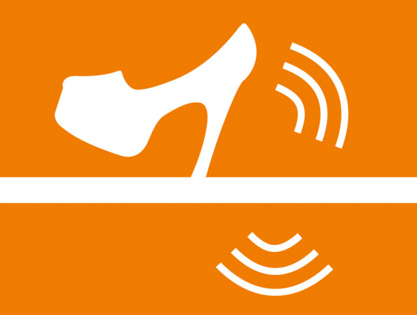 High heel icon on orange background with "Extrem Leise," indicating quiet laminate flooring from LOGOCLIC<sup>®</sup>.
