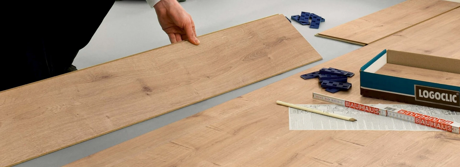 Neues Laminat von LOGOCLIC<sup>®</sup> wird im Schlafzimmer verlegt