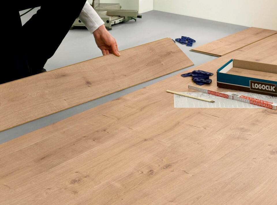 Neues Laminat von LOGOCLIC<sup>®</sup> wird im Schlafzimmer verlegt