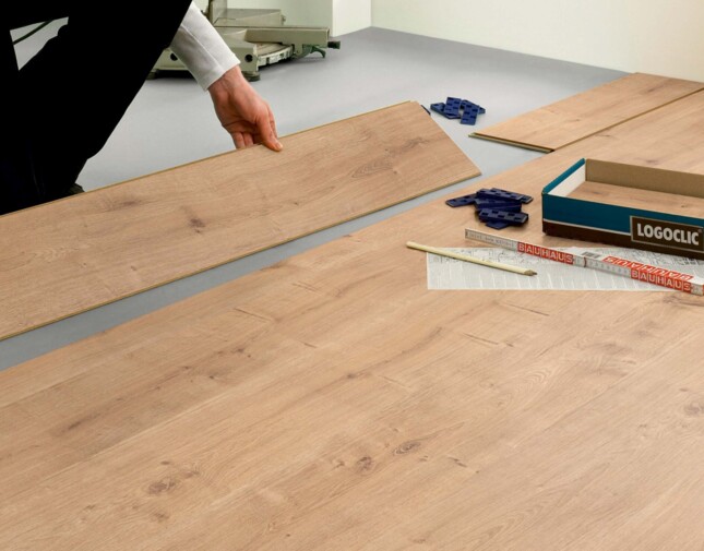 Neues Laminat von LOGOCLIC<sup>®</sup> wird im Schlafzimmer verlegt
