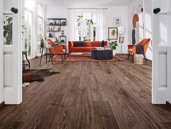 Designer-Laminat Eiche von LOGOCLIC<sup>®</sup> im Wohnzimmer in Hellgrau mit matter Oberfläche