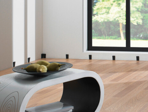 Laminat im Wohnzimmer in Holzoptik mit robuster, pflegeleichter und robuster Oberfläche