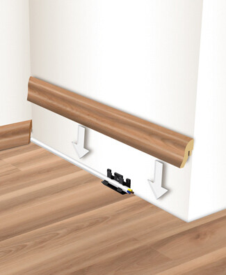 Installationsanleitung für Laminatboden mit abnehmbarer Sockelleiste an der Wand.