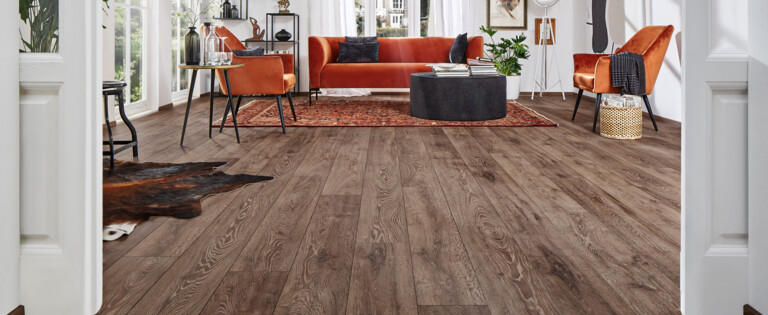 Designer-Laminat Eiche von LOGOCLIC<sup>®</sup> im Wohnzimmer in Hellgrau mit matter Oberfläche