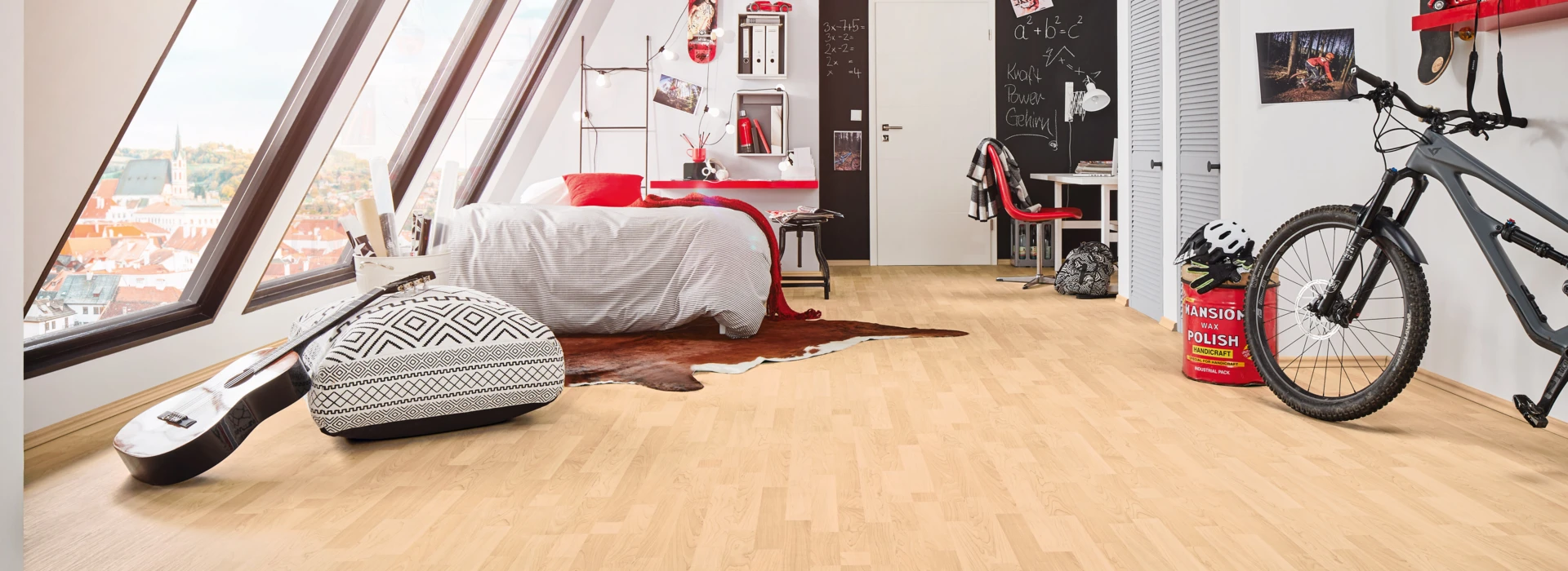 Modernes Zimmer mit hellem Laminatboden der Serie 'Family', Bett, Gitarre und Fahrrad, mit Aussicht auf die Stadt.