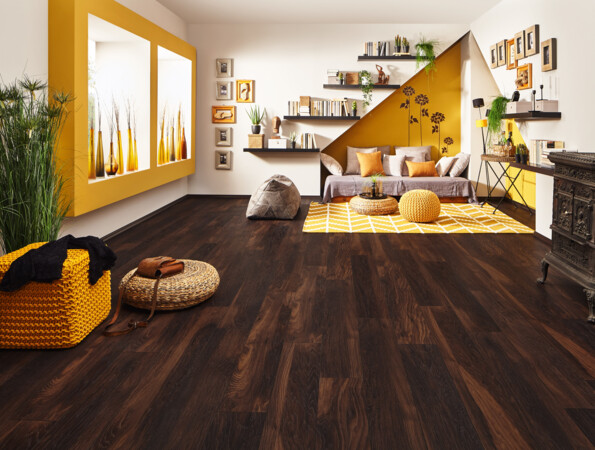 Moderne Wohnzimmergestaltung mit dunklem Laminatboden, gelben Akzenten und gemütlicher Sitzecke.