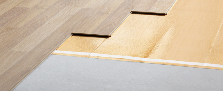 Neues Laminat von LOGOCLIC<sup>®</sup> wird im Wohnzimmer verlegt