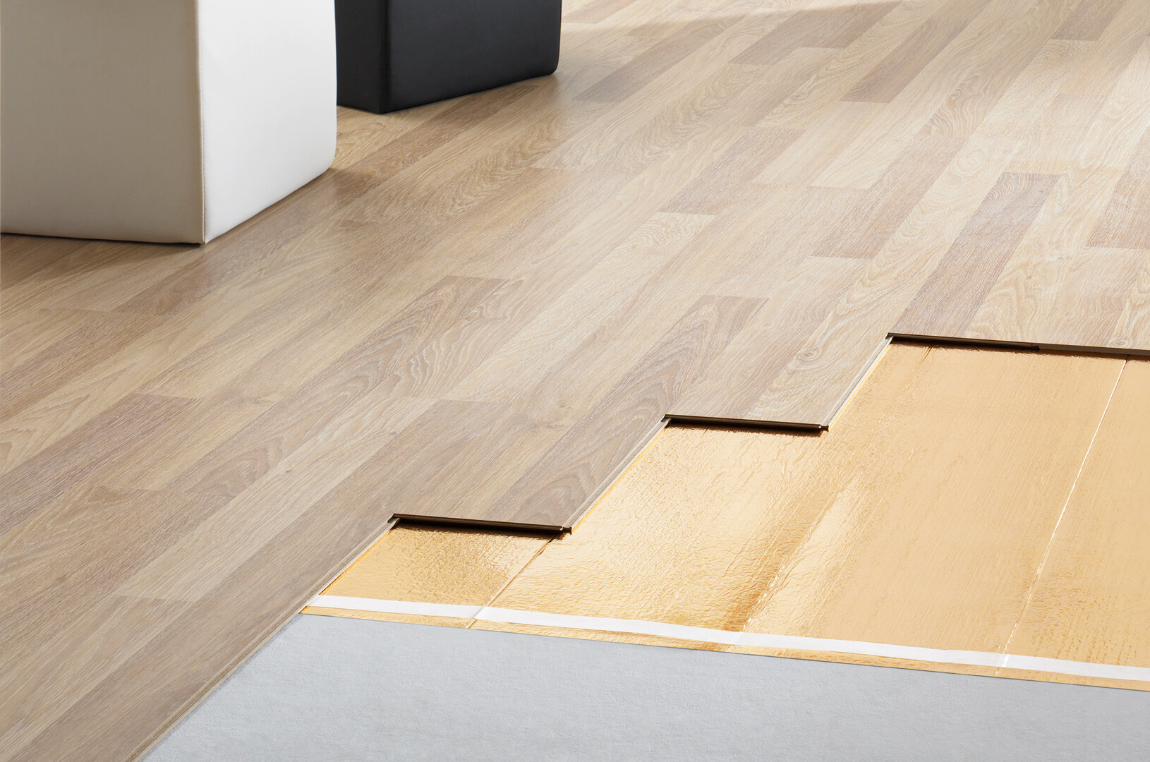 Insulating underlay for laying laminate with underfloor heating