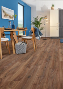 Moderne Küche mit Laminatboden, blauen Wänden und Holzmöbeln, die ein gemütliches Ambiente schaffen.