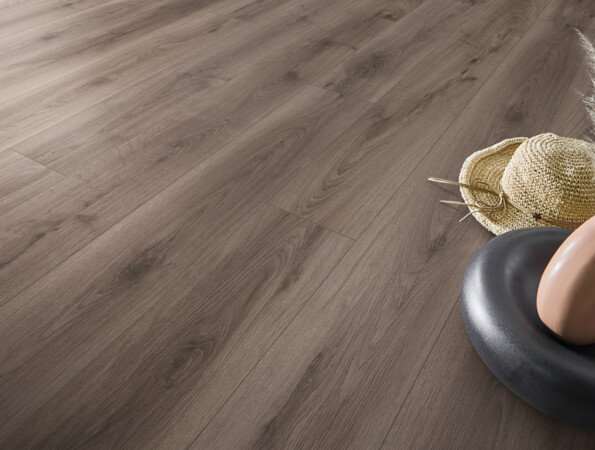 Feuchtraumböden von LOGOCLIC<sup>®</sup> mit Spritzwasserschutz, robuster und abriebfester Oberfläche, wärme- und schallisolierenden Eigenschaften sowie pflegeleichter Beschaffenheit für mehr Wohlbefinden