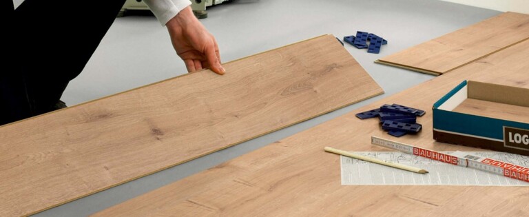 Neues Laminat von LOGOCLIC<sup>®</sup> wird im Schlafzimmer verlegt