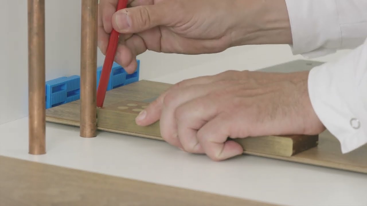 Heizungsrohre beim Laminat verlegen