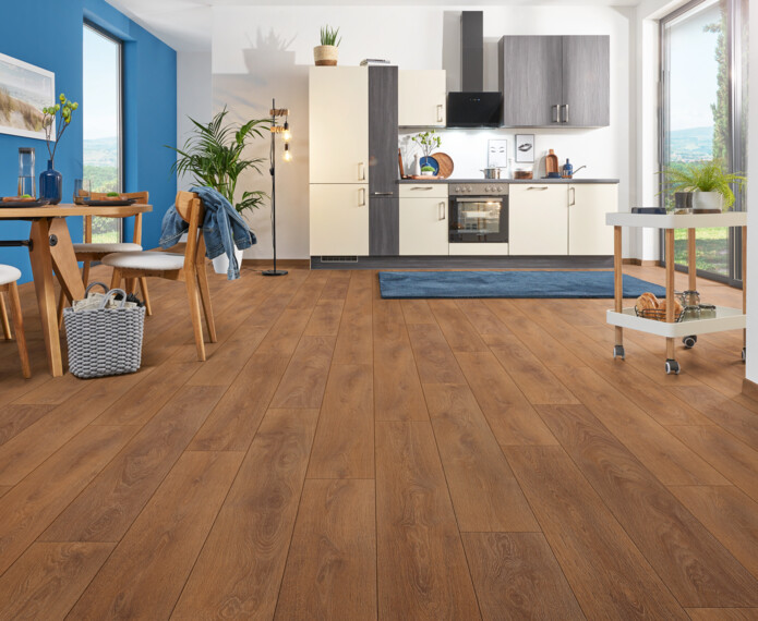 Laminat Aquaprotect Smart Silent von LOGOCLIC<sup>®</sup> für das Esszimmer mit robuster und abriebfester Oberfläche sowie Trittschalldämmung