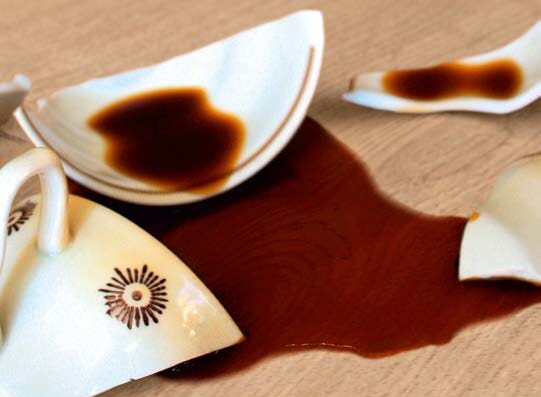 zerbrochene Tasse aus Porzellan auf wasserresistentem Laminatboden von LOGOCLIC<sup>®</sup>