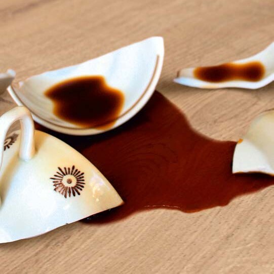 zerbrochene Tasse auf einem wasserresistenten Laminatboden von LOGOCLIC<sup>®</sup>