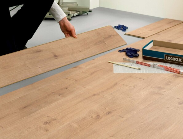 Neues Laminat von LOGOCLIC<sup>®</sup> wird im Schlafzimmer verlegt