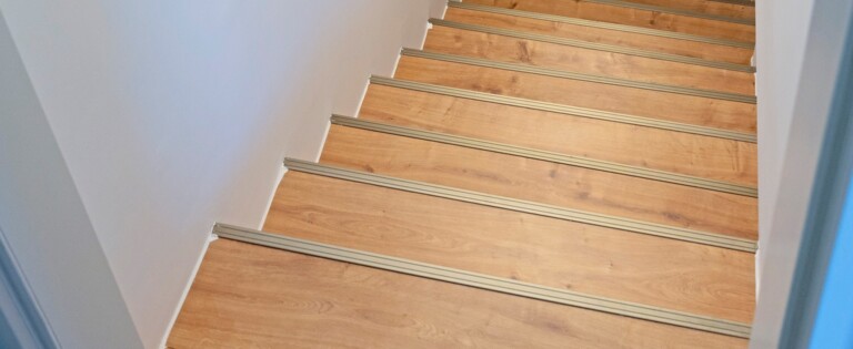 Dunkelbrauner Laminatboden in einem Musikstudio, das mit braunen edermöbeln ausgestattet ist.