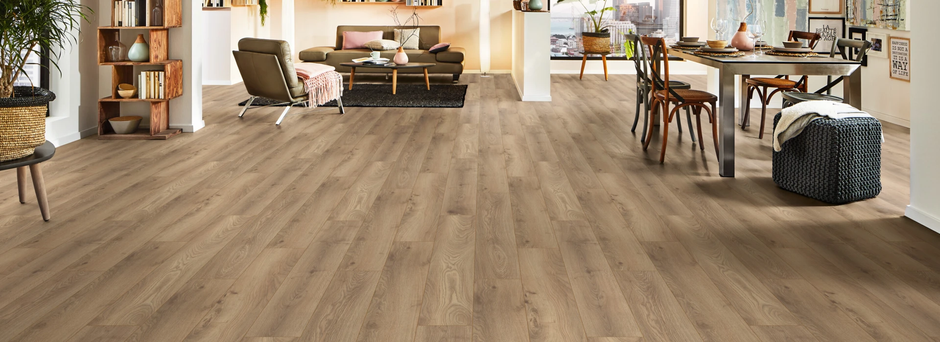 Dunkelgraues Laminat in Steinoptik in einem modernen Wohnzimmer mit gelben Akzenten und großer Fensterfront im Industrial Style